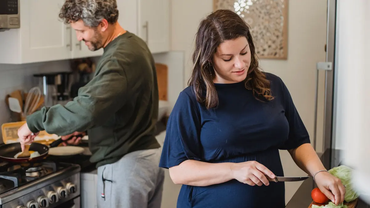 Préparation d'un repas dans une cuisine familiale au sol carrelé