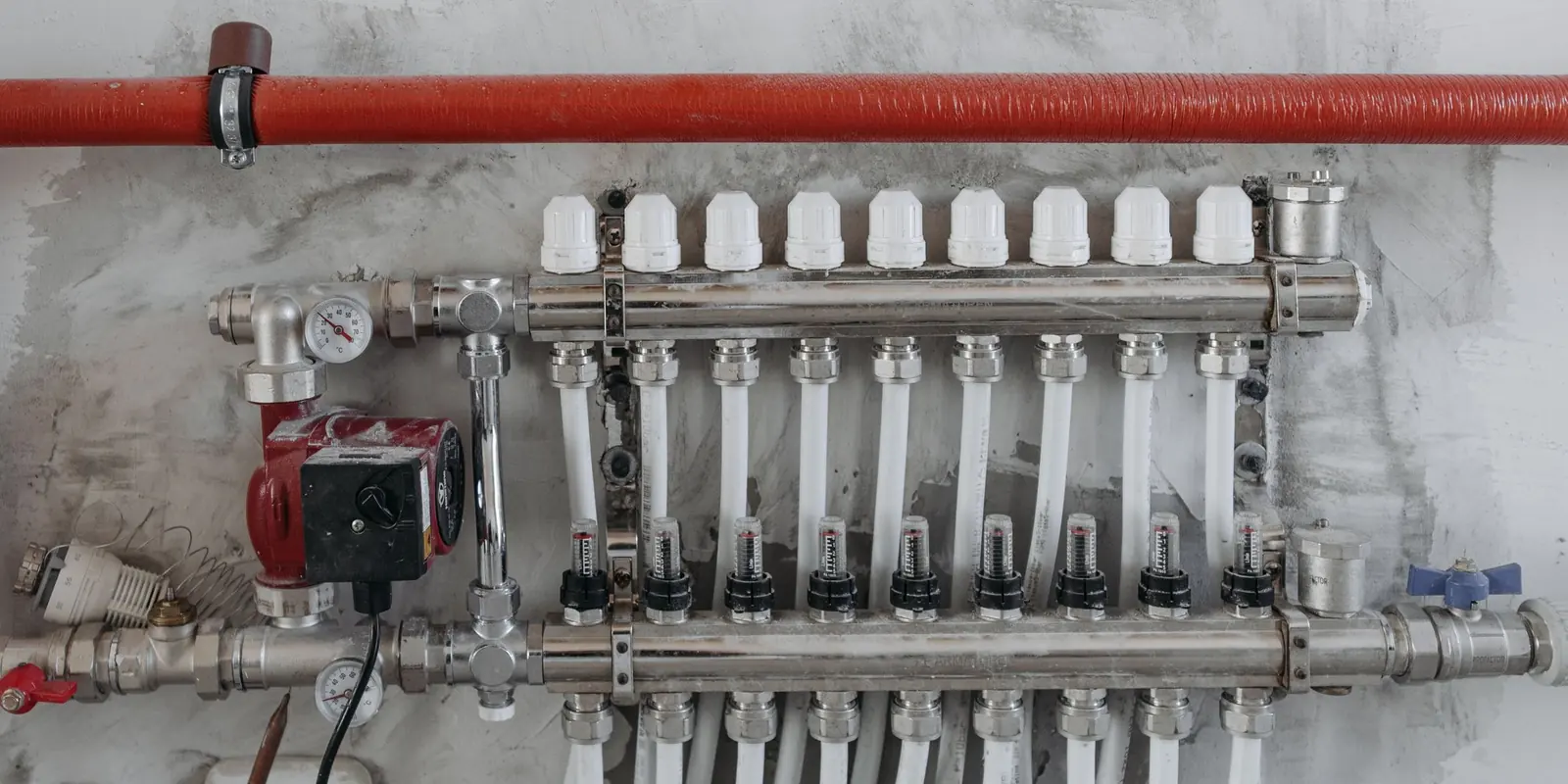 Collecteur et tubes d'un plancher chauffant hydraulique