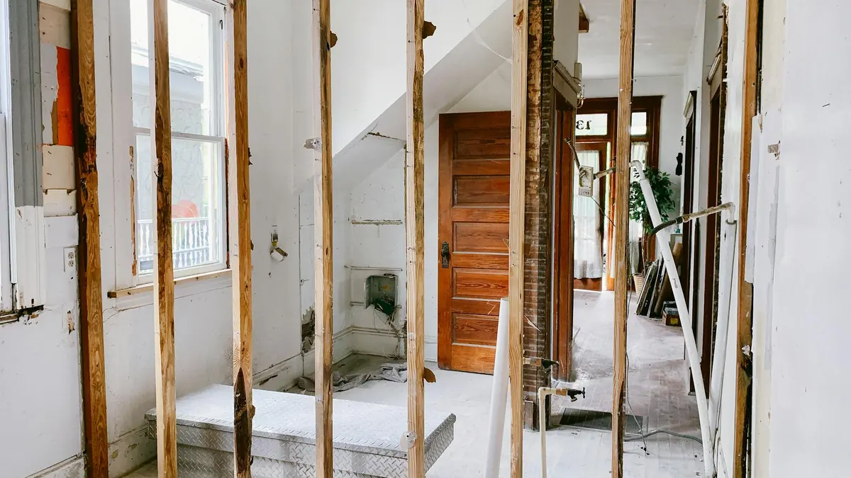 Intérieur de maison ancienne en cours de rénovation, poutres apparentes